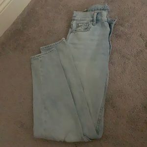 LIGHT WASH AMERICAN EAGLE HIGH WAISTED JEANS